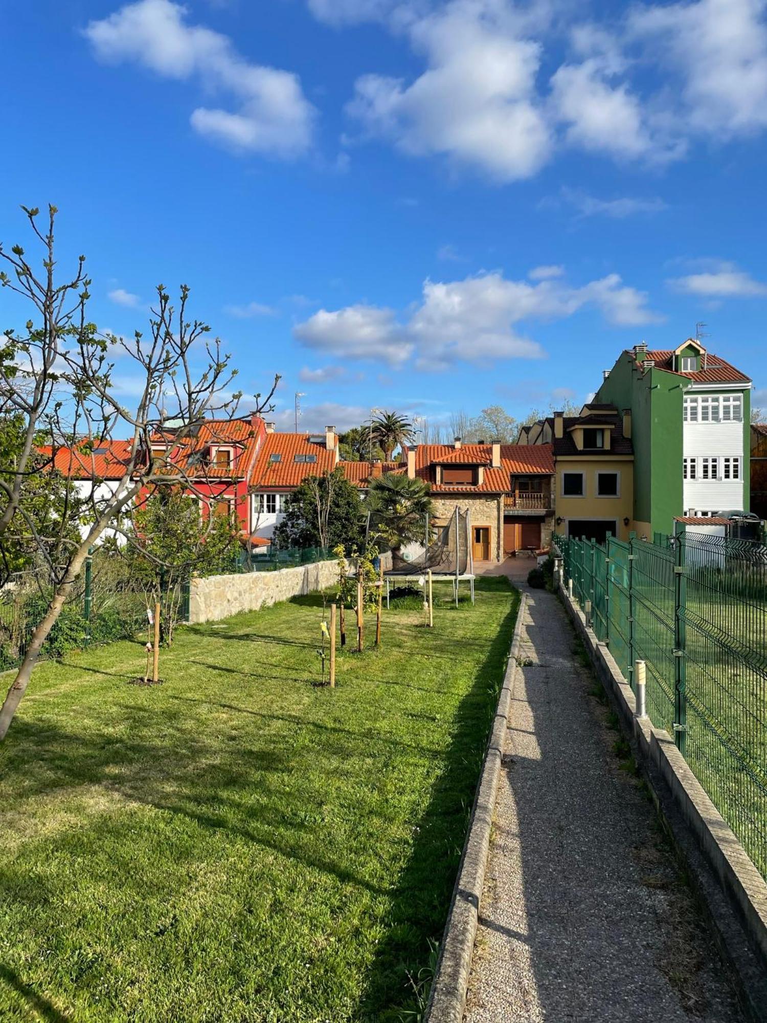 La Santina Y Su Jardin Appartement Avilés Buitenkant foto